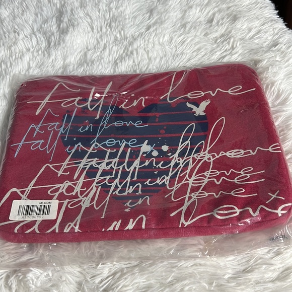 American Eagle AEO New with Tag Fall in Love Red Padded Laptop Computer Case - Picture 2 of 5